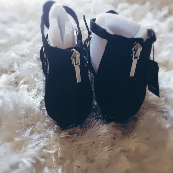 Torrid NWT Pom Pom Gladiator Sandals Black 7W - Picture 2 of 4